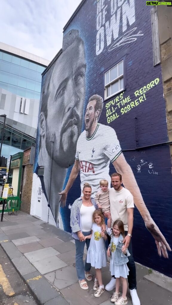 Harry Kane Instagram - A great day with the family hand printing on the mural at the stadium. Special moments to mark an achievement which makes me very proud. 💙 🎨 @murwalls Tottenham Hotspur Stadium