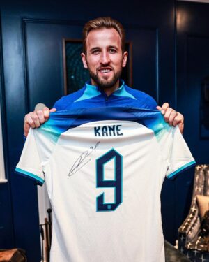 Harry Kane Instagram - 🚨 𝐆𝐈𝐕𝐄𝐀𝐖𝐀𝐘 🚨⁣⁣
⁣⁣
✍️ WIN an 🏴󠁧󠁢󠁥󠁮󠁧󠁿 shirt signed by all-time record goalscorer @harrykane! 👕

All you have to do:
• Follow @harrykane & @433
• Tag 2️⃣ friends

Winner will be announced April 4.

Good luck! 🙏