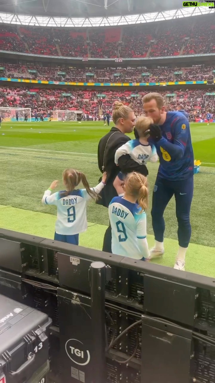 Harry Kane Instagram - Being able to share a moment like this with family means the world to me 🏴❤️ Wembley Stadium