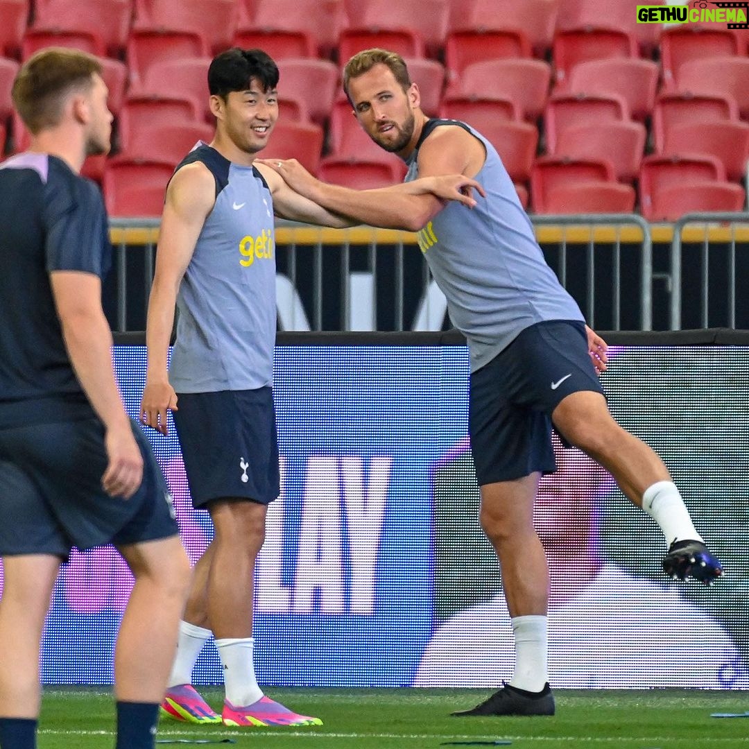 Harry Kane Instagram - Incredible support in Thailand and Singapore and amazing countries to visit too. Thanks for having us ππΉππΈπ¬