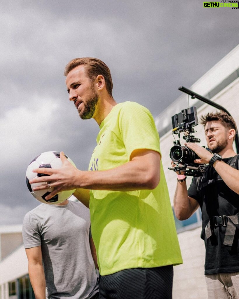 Harry Kane Instagram - @harrykane x @nfluk! Looking forward to another big year of football!