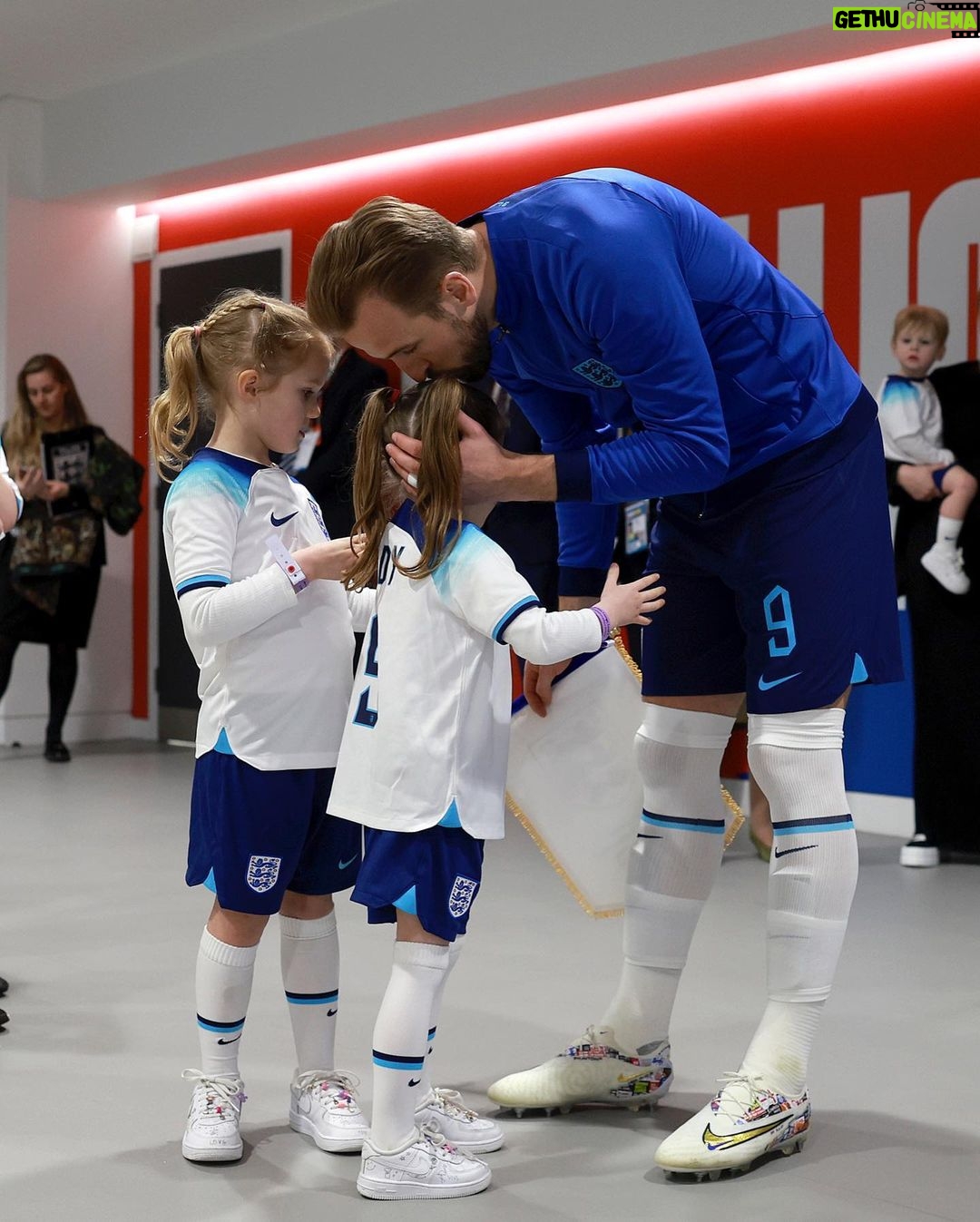 Harry Kane Instagram - Summing up a special, magical week - one I’ll never forget or take for granted. ❤️🏴