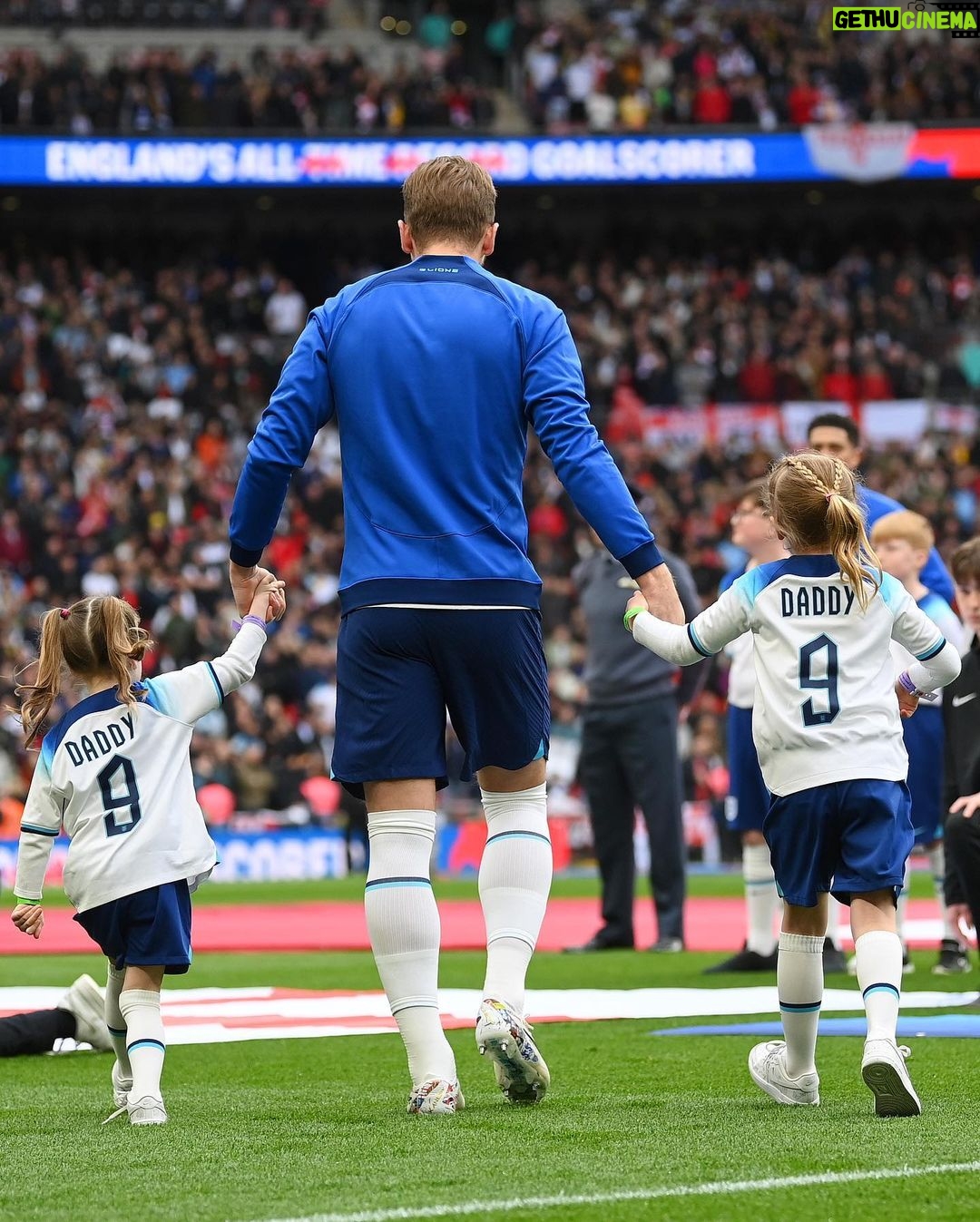 Harry Kane Instagram - Summing up a special, magical week - one I’ll never forget or take for granted. ❤️🏴