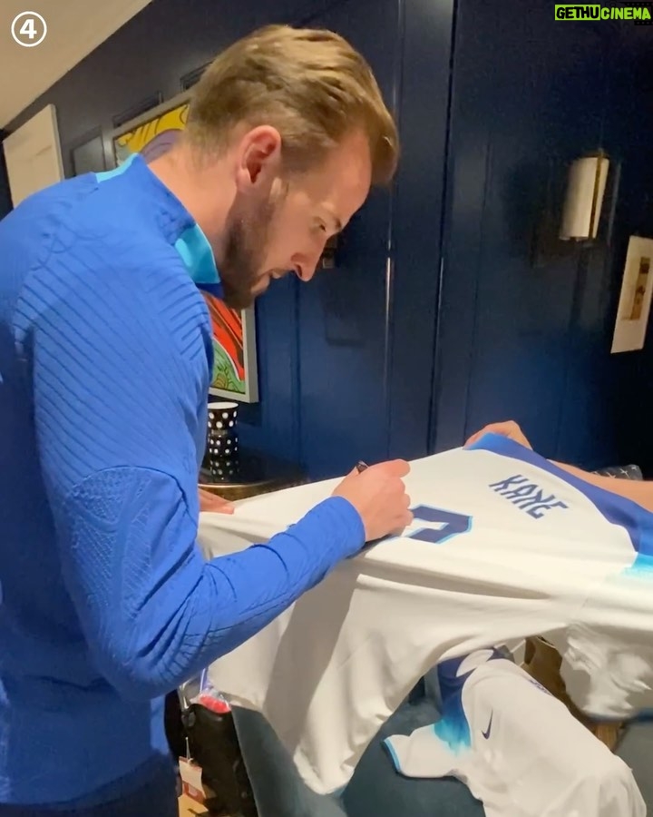 Harry Kane - 0.9 Million Likes - 🚨 𝐆𝐈𝐕𝐄𝐀𝐖𝐀𝐘 🚨
✍️ WIN an 🏴 shirt signed by all-time record goalscorer @harrykane! 👕
All you have to do:
• Follow @harrykane & @433
• Tag 2️⃣ friends
Winner will be announced April 4.
Good luck! 🙏