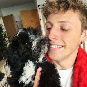 Harry Lewis Instagram - Meet my Doge @herbontour