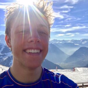 Harry Lewis Instagram - Sunburnt snowboarding