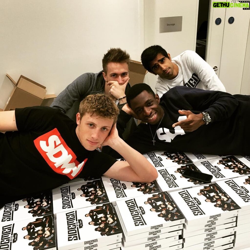 Harry Lewis Instagram - SIDEMEN BOOK OUT NOW