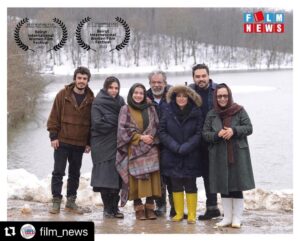 Hassan Pourshirazi Instagram - #Repost @film_news with @make_repost
・・・
🎬
جایزه بهترین فیلم و بهترین گروه بازیگران بیروت برای «خط فرضی»
.
فیلم سینمایی «خط فرضی» به کارگردانی فرنوش صمدی و تهیه‌کنندگی علی مصفا برنده دو جایزه بهترین فیلم و بهترین گروه بازیگران از فستیوال بین‌المللی فیلم «زنان بیروت» لبنان شد.
.
جشنواره بین المللی فیلم زنان بیروت که تحت عنوان «زنان برای تغییر» با گردآوری فیلمسازان و دوست‌داران سینما از سراسر جهان با استفاده از قدرت لنز و سینما که پنجره ای برای جامعه و به ویژه زنان است، با مسائلی مانند برابری جنسیتی، هویت جنسی، خشونت خانگی توسط انجمن فیلم بیروت برگزار می‌شود.
.
این جشنواره که شامل فیلم‌هایی درباره زنان و یا ساخته شده توسط زنان است، با هدف برجسته ساختن قدرت زنان در موقعیت‌های مختلف هر سال در ماه جولای (مرداد ماه) برگزار می‌شود.
.
سحر دولتشاهی، پژمان جمشیدی، حسن پورشیرازی، آزیتا حاجیان، امیررضا رنجبران، صدف عسگری، محمد حیدری و آیلین جاهد به عنوان بازیگران اصلی در «خط فرضی» ایفای نقش کرده‌اند.
.
عکس: حبیب مجیدی
#فیلم_نیوز۱۴۰۰