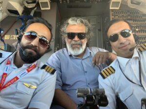 Hassan Pourshirazi Instagram - سفر به مشهدمقدس در كنار كاپيتان محمد حسين خامنه و همكار عزيزشان.
بلندپروازان اسمان خدا يار و ياورتان 
#حسن_پورشيرازي #مشهد#پرواز#كاپيتان#صبح