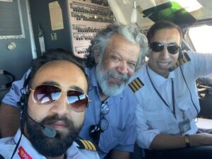 Hassan Pourshirazi Instagram - سفر به مشهدمقدس در كنار كاپيتان محمد حسين خامنه و همكار عزيزشان.
بلندپروازان اسمان خدا يار و ياورتان 
#حسن_پورشيرازي #مشهد#پرواز#كاپيتان#صبح