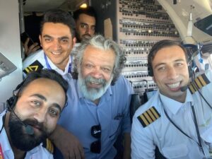Hassan Pourshirazi Instagram - سفر به مشهدمقدس در كنار كاپيتان محمد حسين خامنه و همكار عزيزشان.
بلندپروازان اسمان خدا يار و ياورتان 
#حسن_پورشيرازي #مشهد#پرواز#كاپيتان#صبح