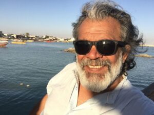 Hassan Pourshirazi Instagram - بوشهر  سرزمين مهر ، سرزمين مردماني عزيز و دوست داشتني 
ممنون كه ميزبان من بوديد.❤️
#حسن_پورشیرازی #حسن_پورشيرازي #حسن_پور_شیرازی #بوشهر 
#سرزمين#مهر#جنوب#ايران 
#hassanpourshirazi #iran#southiran#southofiran #booshehr #south #smile #sea #good#mood #actorslife #iranianactor#summer