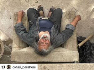 Hassan Pourshirazi Instagram - #Repost @oktay_baraheni 
・・・
.
حسن پور شيرازي 
عاشق بازيگري 
عكس از بنده
(اکتای براهنی)
#پيرپسر