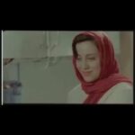 Hassan Pourshirazi Instagram - Repost @peyman_haghani اولین فیلم سینمایی من (پيمان حقاني )با نام “مردی که گیلاسهایش را خورد” در سال هزاروسیصدوهشتادوهفت ساخته شد، فیلم نمایشهای موفقی در جشنواره های الف دنیا داشت ولی در ایران (با برچسب کلیشه‌ای آن دوران) به «سیاه نمایی» متهم شد و به همین خاطر تنها دی وی دی آن به بازار آمد و هرگز رنگ پرده را در سینماهای ایران ندید. فیلمی که بیشتر نماهایش در مدیوم شات و لانگ شات روایت می‌شود و اساسا برای سینما ساخته شده بود. اما آنچه که اینجا می‌خواهم بگویم و بسیار مهم است قصه زن و مردی میانسال و پسر بچه‌ ده ساله شان است که الهام بخش ساخت این فیلم شد. عصر یک جمعه تابستان بود که از اتوبوس پیاده شدم و در کنار اتوبان صدر آن خانواده عاصی را دیدم. تشنج شدید میان آنها توجه من بیست و سه ساله را به خود جلب کرد برای همین چشم از آنها بر نداشتم! مرد با عصبانیت زیاد به زن و پسرش فهماند که آن کاری را بکنند که او از آنها خواسته. من به بالای پل عابر پیاده رسیده بودم و چشم از آنها بر نمی‌داشتم و از بالای پل آنها را تماشا می‌کردم. اندکی نگذشت که مرد مستاصل و پریشان وارد اتوبان شد از خط اول اتوبان گذشت و به اواسط خط دوم رسید و ایستاد. ماشینها با سرعت زیاد از کنارش رد می‌شدند. من وسط پل عابر درست بالای سر مرد ایستاده بودم. ما چهار نفر تنها عابرین آنجا بودیم. دو نفر کنار اتوبان، یکی بالای پل عابر و آن دیگری درست وسط اتوبان در میان عبور ماشینهایی که با سرعت زیاد از کنارش رد می‌شدند. همگی متوقف شده بودیم. زمان ایستاده بود و ما نیز تا آن لحظه که مرد خودش را جلوی ماشینی پرت کرد، بهت زده محو تماشایش بودیم. صدای ترمز و پس از آن صدای شیون زن و پسربچه اتوبان را پر کرد. من دیگر نتوانستم بایستم بسمت خانه گریختم اما سال بعد این تصویر تبدیل به ایده ای شد و آن ایده تبدیل به این فیلم. پ.ن: اینکه به آدمها و روانشان چه می‌گذرد که چنین می‌کنند با جان‌شان با تنها دارائی زندگی شان ، این مهم را هیچ حاکمی هرگز نفهمیده و نخواهد فهمید! چون سیاست مداران حتی اگر فقیر زاده شده باشند ولی هرگز در دوران ریاستشان فقر را تجربه نمی‌کنند ..... http://www.nooripictures.com/index.php?option=com_k2&view=item&id=75:a-man-who-ate-his-cherries-mardi-ke-gilass-hayash-ra-khord&Itemid=68