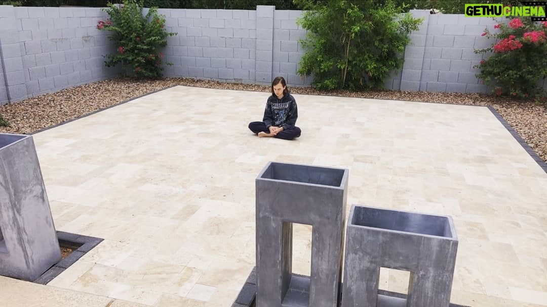 Hayden Byerly Instagram - How I look sitting on hot concrete for an hour vs how I feel.