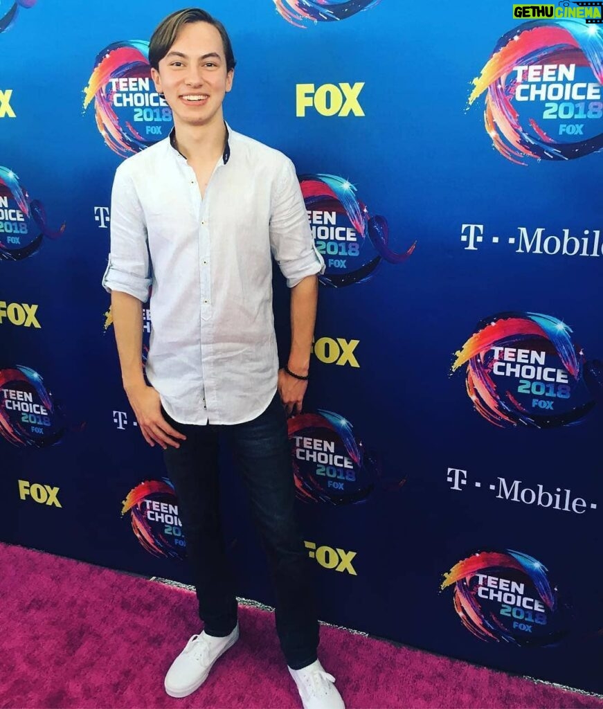 Hayden Byerly Instagram - On the beautiful pink carpet at @teenchoicefox
