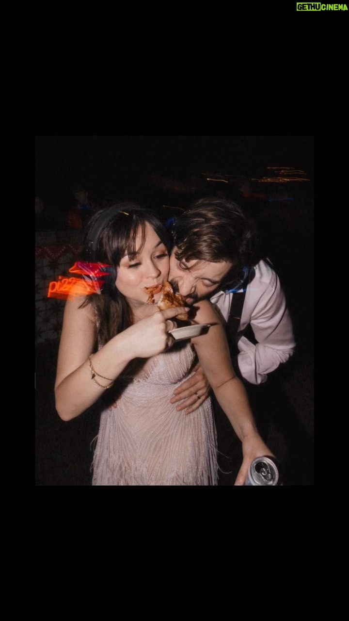 Hayley Orrantia Instagram - Silent Disco made extra delicious by @pizzahut 🍕 #PizzaHut #NoOneOutPizzasTheHut