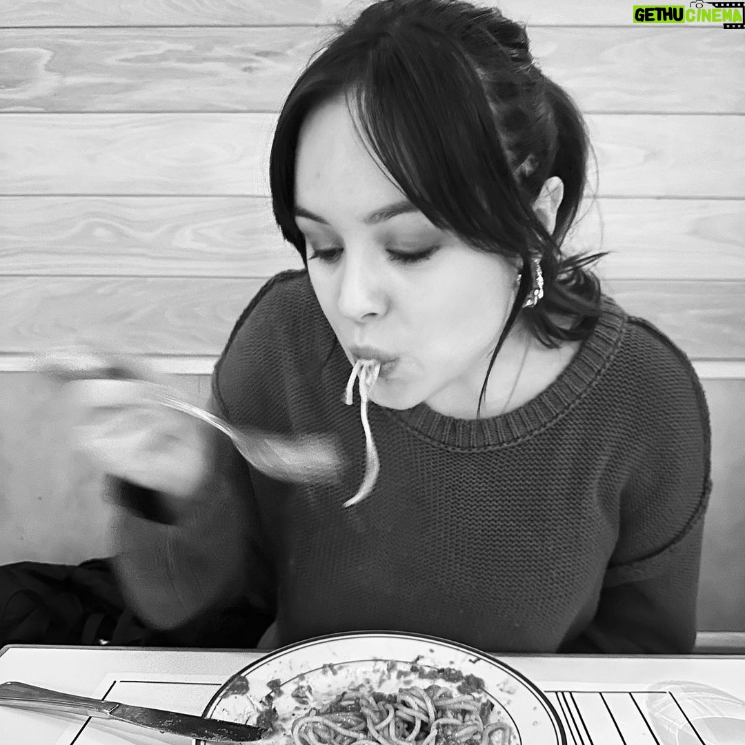 Hayley Orrantia Instagram - 2nd Annual Getty Spaghetti Day in full effect 🍝 Getty Villa