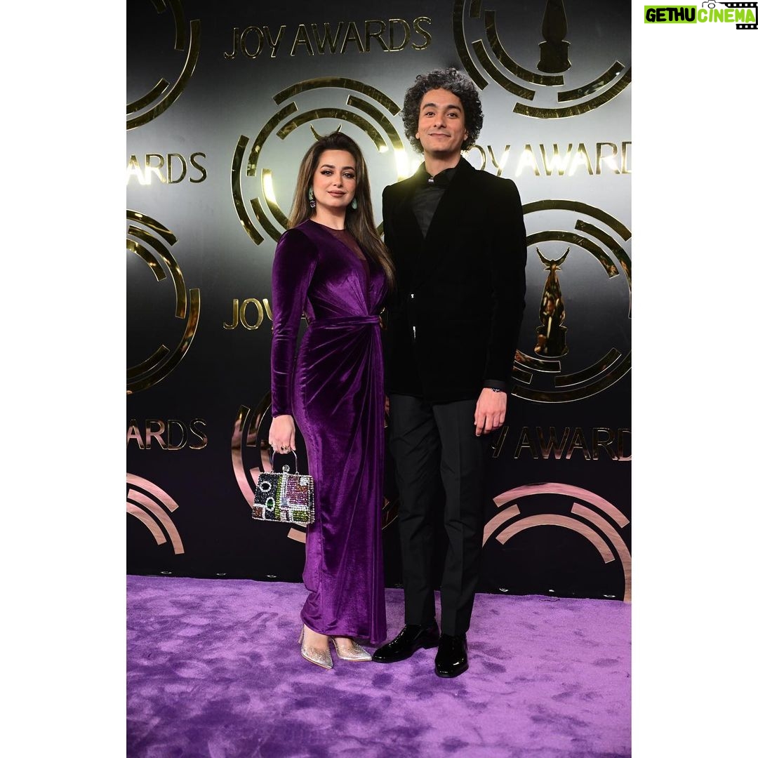 Heba Magdi Instagram - 🖤💜 #JoyAwards ceremony _________________________ Suit @moaaz_el_behairy Dress @fasateen_boutique Makeup artist @hebaalshshtawi Jewelry @dimajewellery Fur @be_my_guest_shopping Bag @massrah_lets_glow Riyadh, Saudi Arabia