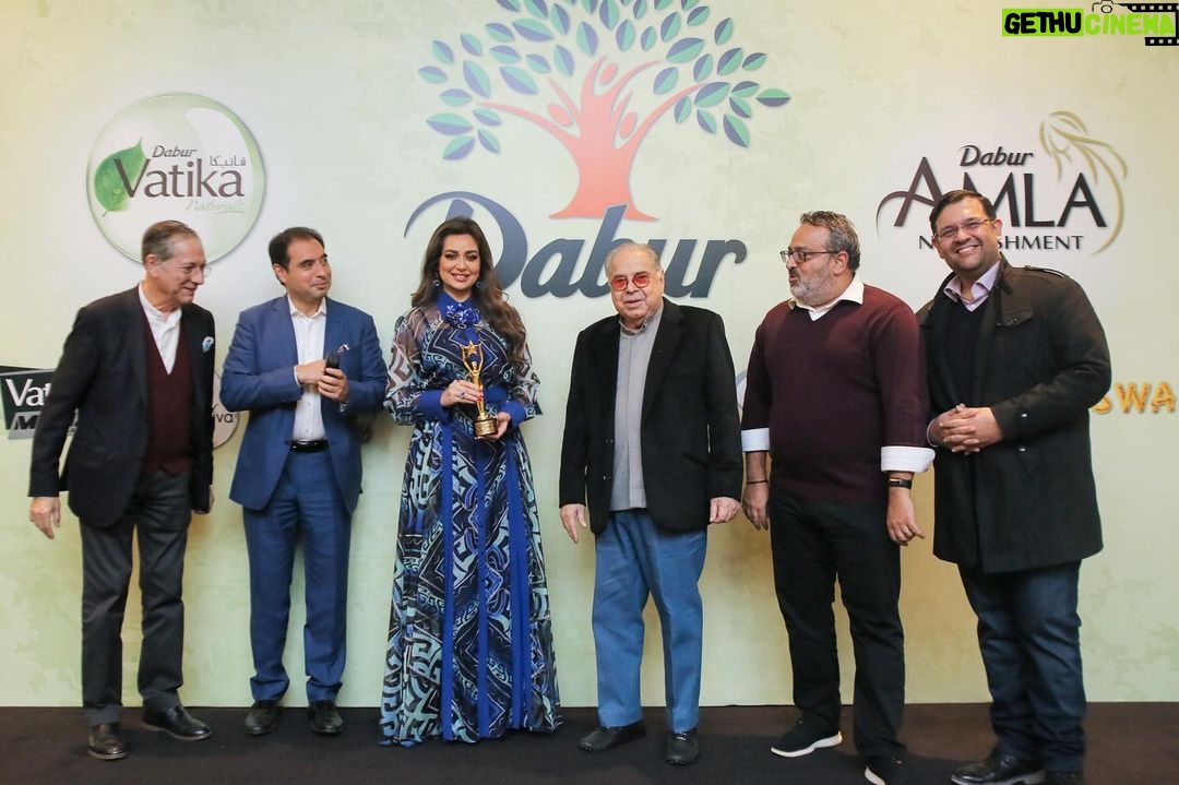 Heba Magdi Instagram - It was a great pleasure meeting the founders and Chairmen of Dabur International company during a lovely event yesterday celebrating #DaburAmla @daburamlaeg @daburamlaarabia @imohitmalhotra1969 📸 @mo.hussien89 @crispyshotseg