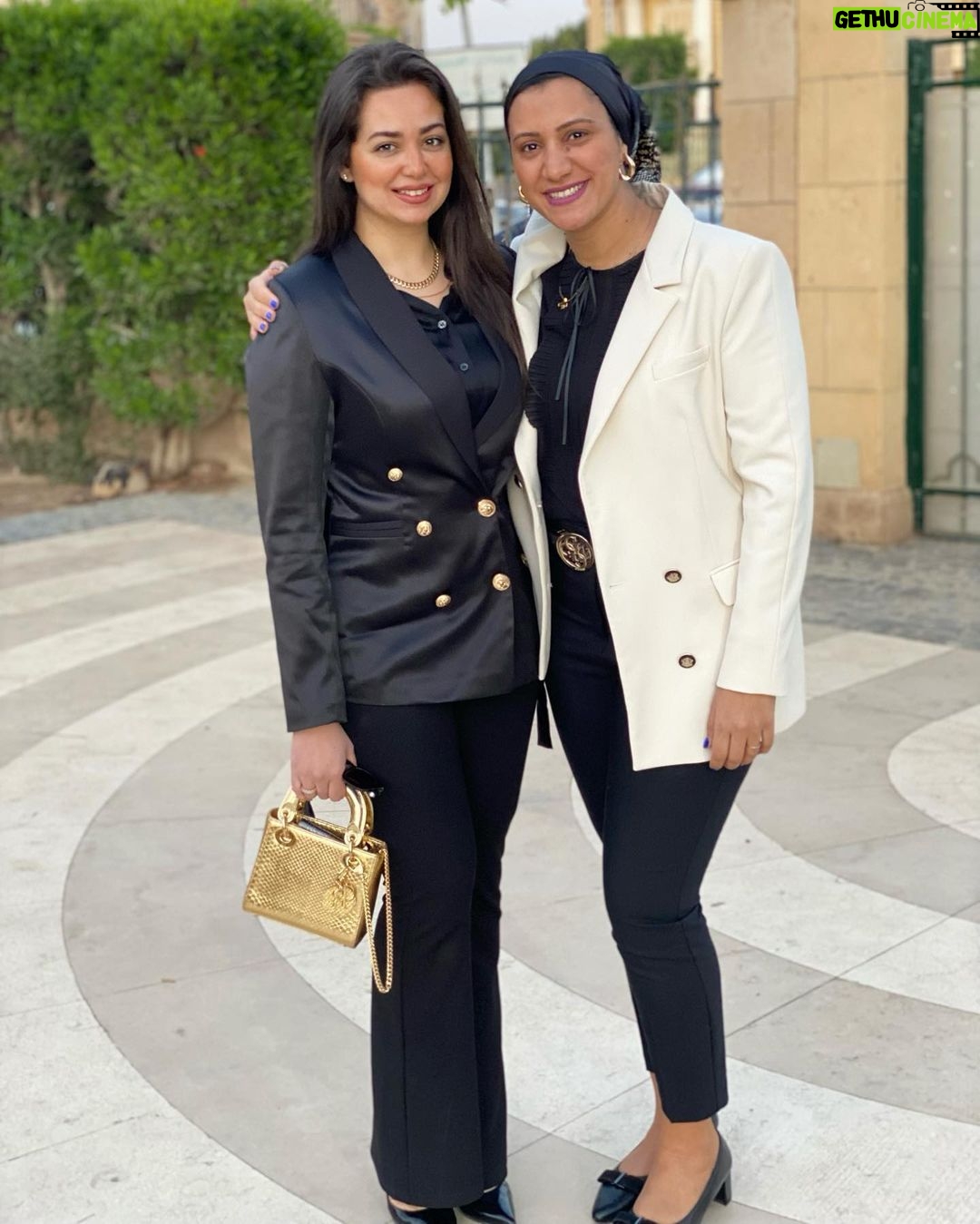 Heba Magdi Instagram - انهاردة شفت صحاب المدرسة الغاليين .. و اتبسط اني شفت حبيبتي اللي بتشرف بيها و بنجاحها سيادة النائبة آية مدني @officialayamedany .. و حبيبتي رنا __________ Blazer @lena_fashion_store