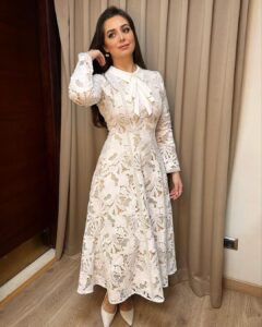 Heba Magdi Instagram - انهاردة من احتفالية نصر اكتوبر المجيد .. 🇪🇬 ___________________ Dress @saffronboutiqueuae Thank you @fasateen_boutique for my styling MUA @ayarady_makeup_artist Hair @baytree_eg @adelateef12
