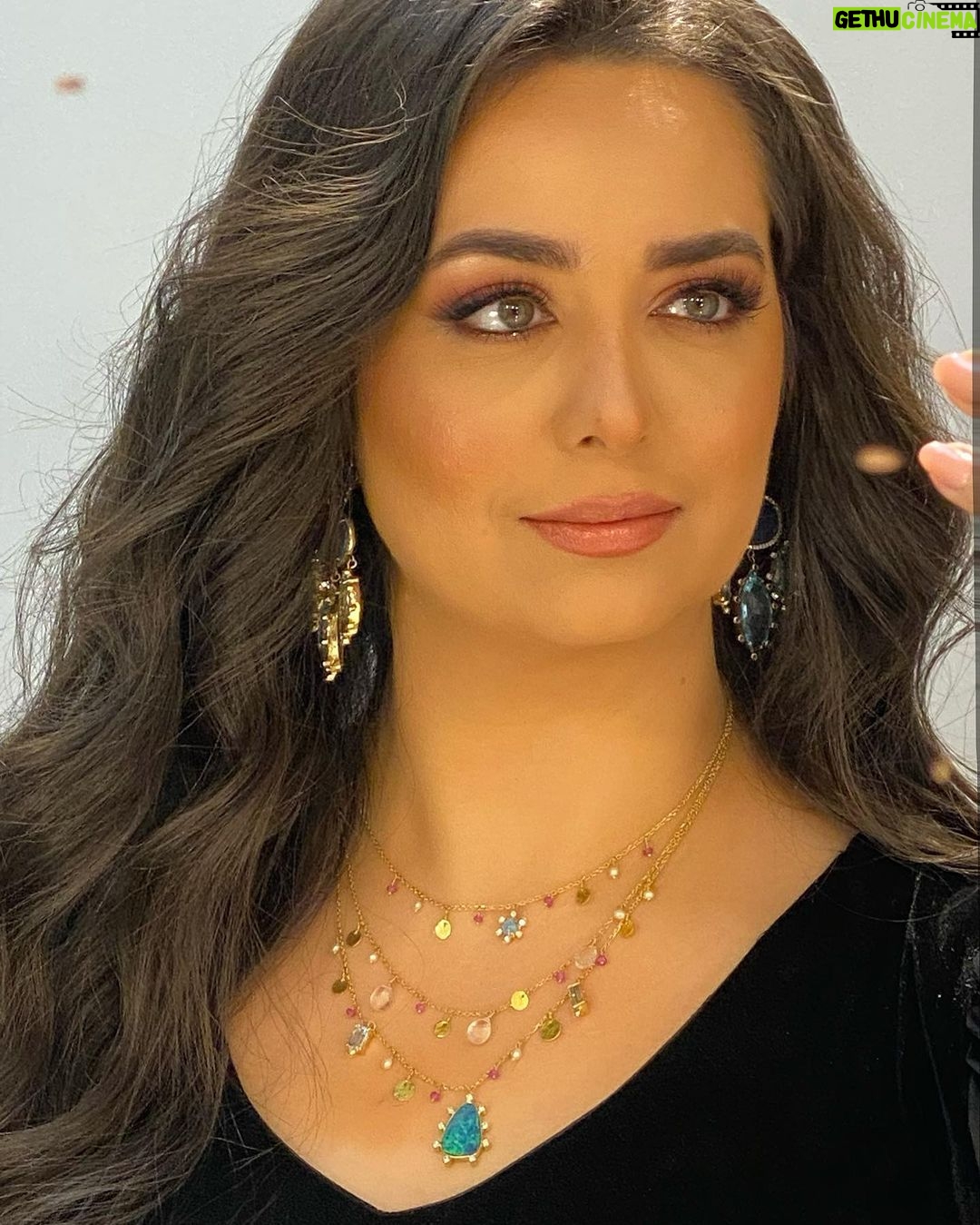Heba Magdi Instagram - من حلقة امس مع أستاذ عمرو اديب في برنامج الحكاية #mbcمصر ______________ Dress @fasateen_boutique Jewelry @dimajewellery MUA @ayarady_makeup_artist Hair @haythamaminsalon