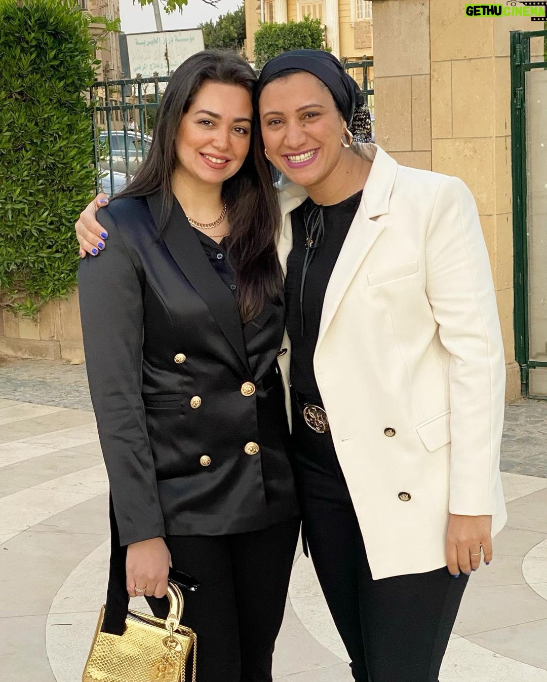 Heba Magdi Instagram - انهاردة شفت صحاب المدرسة الغاليين .. و اتبسط اني شفت حبيبتي اللي بتشرف بيها و بنجاحها سيادة النائبة آية مدني @officialayamedany .. و حبيبتي رنا __________ Blazer @lena_fashion_store