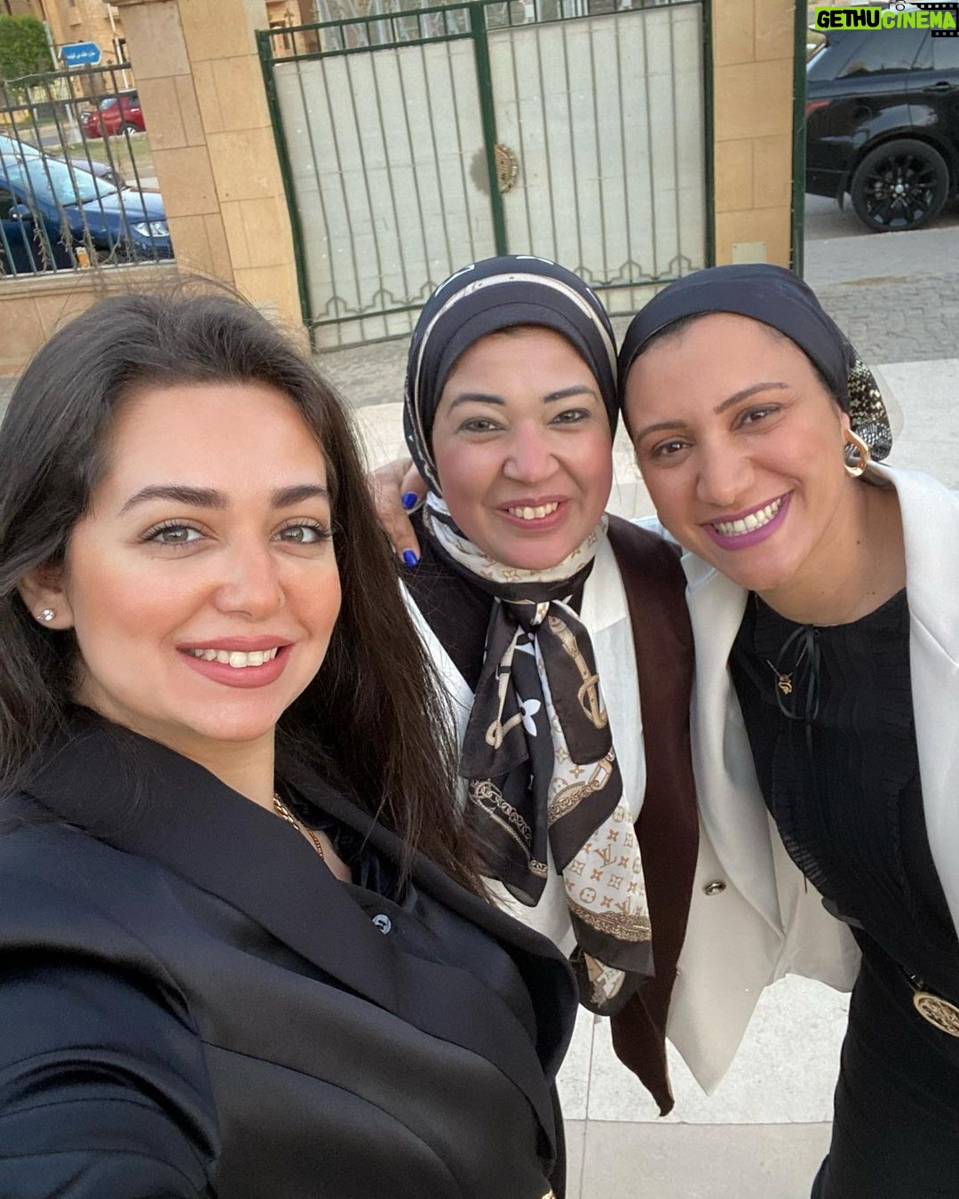 Heba Magdi Instagram - انهاردة شفت صحاب المدرسة الغاليين .. و اتبسط اني شفت حبيبتي اللي بتشرف بيها و بنجاحها سيادة النائبة آية مدني @officialayamedany .. و حبيبتي رنا __________ Blazer @lena_fashion_store