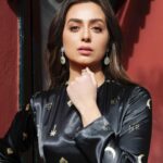 Heba Magdi Instagram - Old is gold 🖤 @sherifelbouhyofficial @rehamkhalifaa @glamour.jewellery @villabelleepoque @haythamamin2012 @naser.official