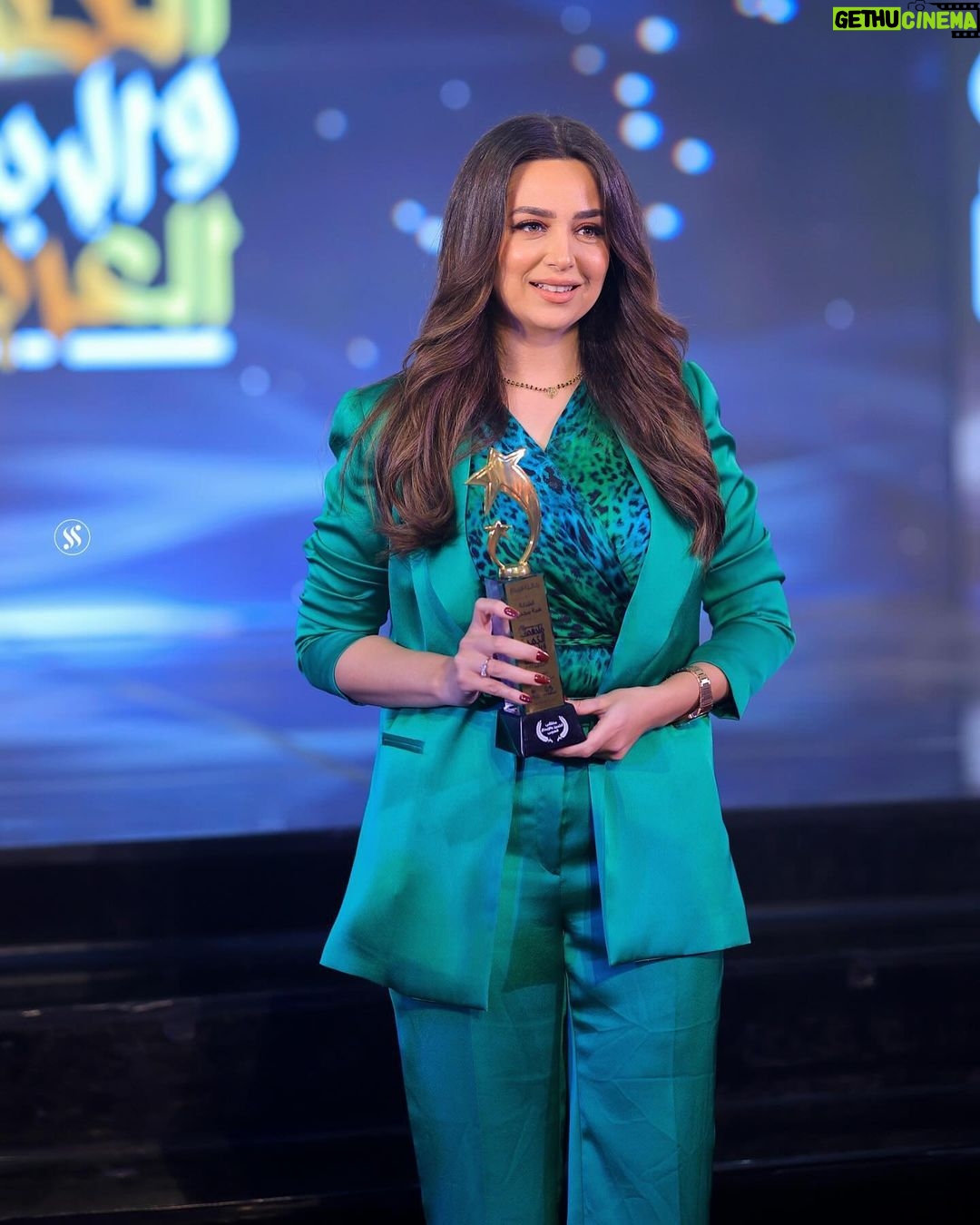 Heba Magdi Instagram - شكراً ملتقي الابداع و التميز علي الجائزة 💚 Outfit @be_my_guest_shopping Makeup @mai_elbahey Hair @adelelfaed Jewelry @marlysilver