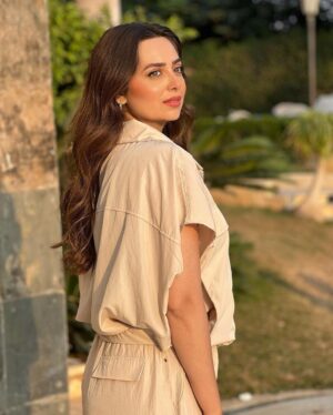 Heba Magdi Instagram - #عيشها_بفرحه 
Suit @be_my_guest_shopping 
Bag @vous.lavez 
MUA @ayarady_makeup_artist
Jewelry @azzafahmy