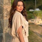 Heba Magdi Instagram - #عيشها_بفرحه Suit @be_my_guest_shopping Bag @vous.lavez MUA @ayarady_makeup_artist Jewelry @azzafahmy