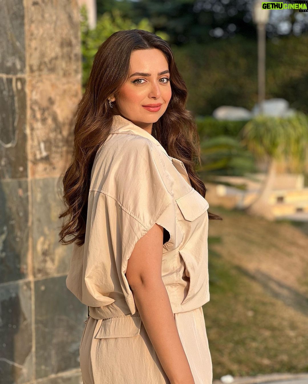 Heba Magdi Instagram - #عيشها_بفرحه Suit @be_my_guest_shopping Bag @vous.lavez MUA @ayarady_makeup_artist Jewelry @azzafahmy