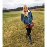 Helen George Instagram - Thank you lovely @goldhairextensions for my golden locks 💁🏼