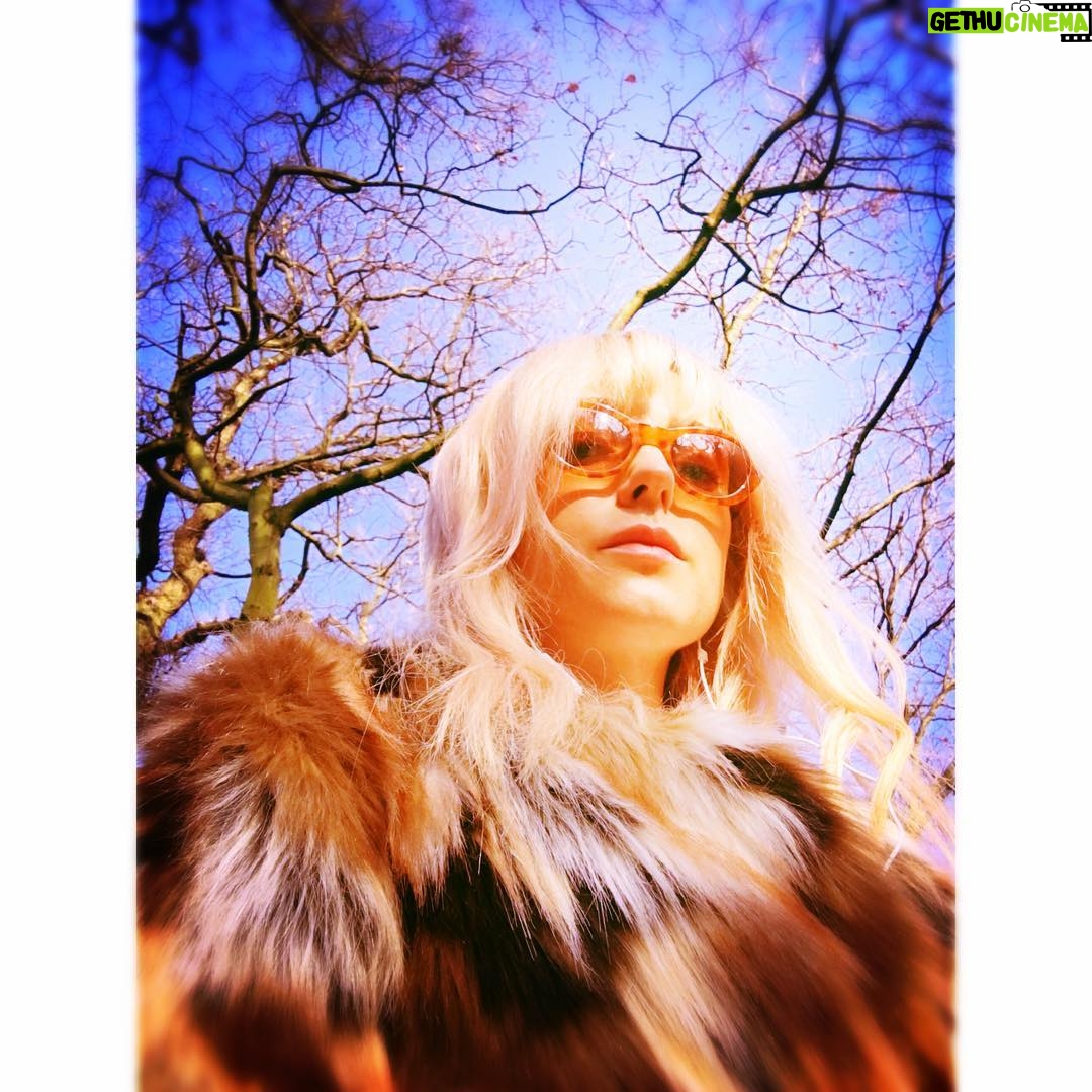 Helen George Instagram - Dog walks in my @blackeyewear