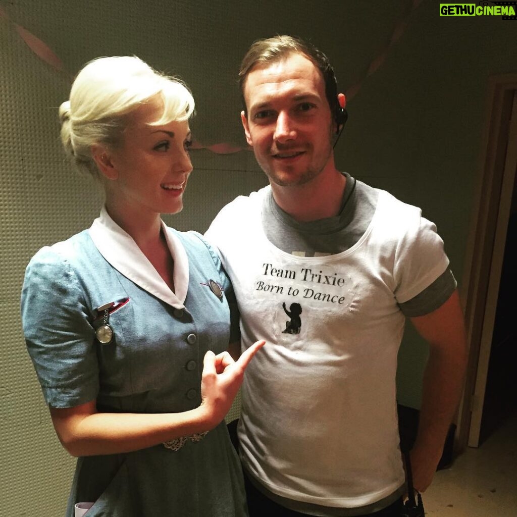 Helen George Instagram - Solidarity in the #callthemidwife camp. James our props standby wearing his like a champ 👆