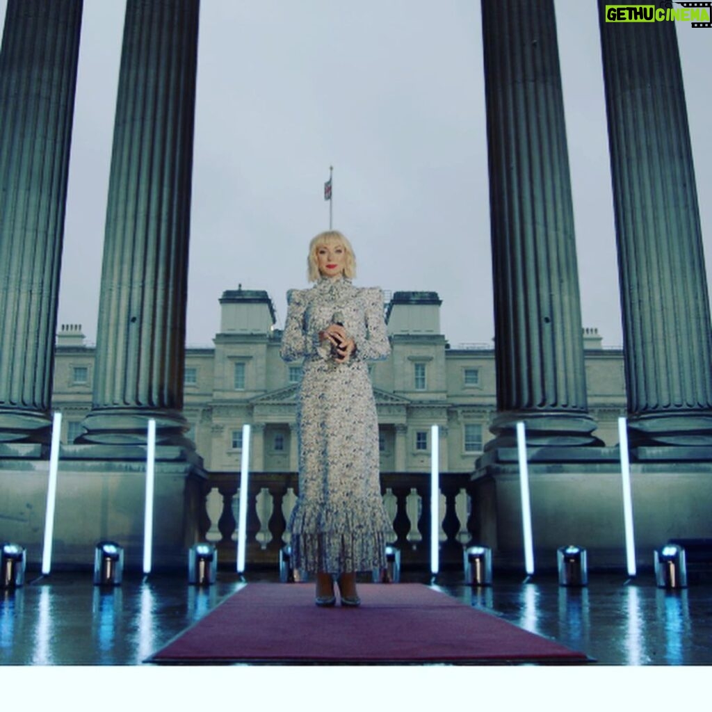 Helen George Instagram - As we celebrate the 75th Anniversary of VE Day, I managed to get out of the house and pop along to the queen’s pad. I’ve obviously mastered the talent of wearing the Union Jack on my head, but I also had the honour of singing Vera Lynn’s White Cliffs of Dover. On BBC tonight at 8pm 💙 Buckingham Palace