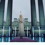 Helen George Instagram – As we celebrate the 75th Anniversary of VE Day, I managed to get out of the house and pop along to the queen’s pad. I’ve obviously mastered the talent of wearing the Union Jack on my head, but I also had the honour of singing Vera Lynn’s White Cliffs of Dover. On BBC tonight at 8pm 💙 Buckingham Palace