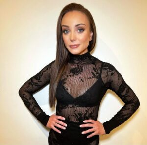 Helen George Instagram - 🖤 
@hollyscottlidgett 
@cassiemakeup 
@lewisstanfordhair