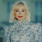Helen George Instagram - As we celebrate the 75th Anniversary of VE Day, I managed to get out of the house and pop along to the queen’s pad. I’ve obviously mastered the talent of wearing the Union Jack on my head, but I also had the honour of singing Vera Lynn’s White Cliffs of Dover. On BBC tonight at 8pm 💙 Buckingham Palace
