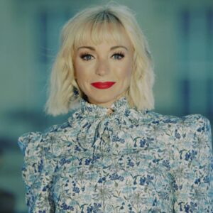 Helen George Instagram - As we celebrate the 75th Anniversary of VE Day, I managed to get out of the house and pop along to the queen’s pad. I’ve obviously mastered the talent of wearing the Union Jack on my head, but I also had the honour of singing Vera Lynn’s White Cliffs of Dover. On BBC tonight at 8pm 💙