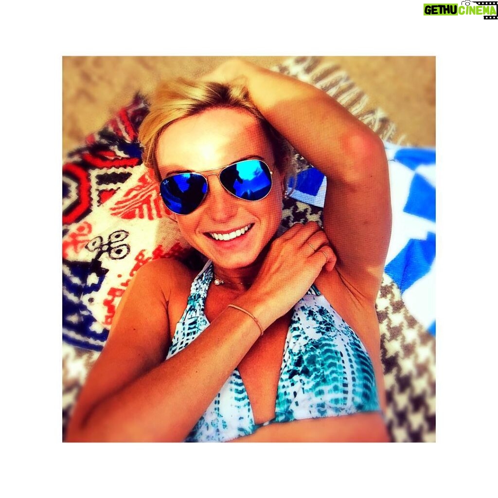 Helen George Instagram - What I'd give for a beach day ☀️