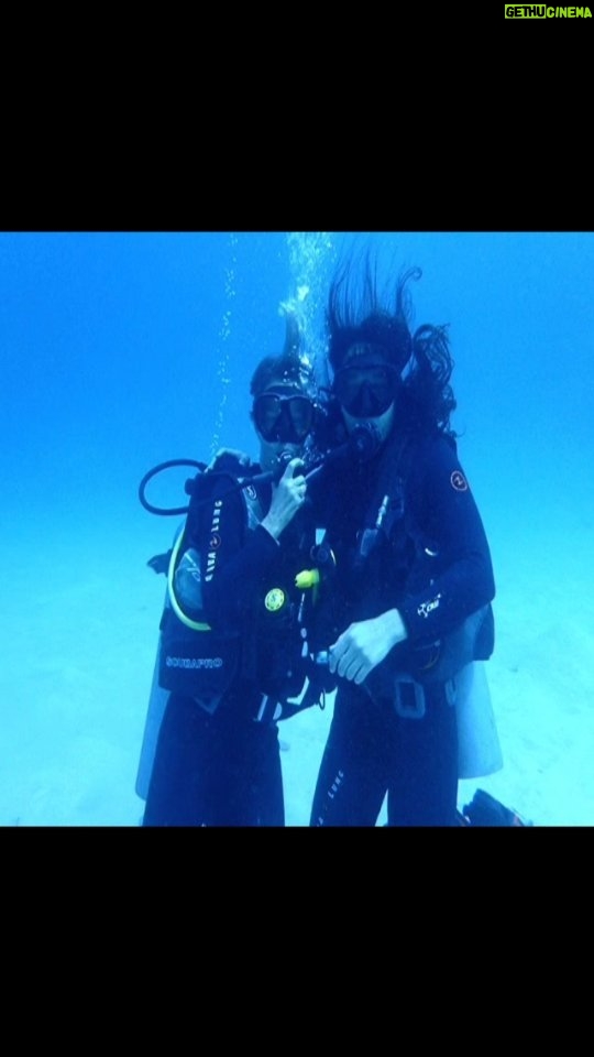 Helena Houdová Instagram - If you have not-so-talkative teenager, take him scuba diving. Because he will have to communicate under the water, even if its in scuba signs😅 💙I love our little adventure. 💙I love our little moments of closeness which are so rare with you and your growing up busy-ness. 💙 I loved watching stars and talking gym and @joerogan with you. 💙I love you and how beautifuly you are growing into a man I am so proud of. 🙏🏻Thank you for these precious moments Darien.❤️ 🙏🏻And thank you for living ocean and your magical creatures. 💥We did it! We are (almost) certified scuba divers💥 Jestli mate tichyho teenagera, vemte ho na potapeni. Protoze pod vodou bude muset komunikovat, i kdyz v potapecskych znamenich😅 💙Miluju nase maly dobrodruzstvi. 💙Miluju nase male momenty blizskosti, ktere jsou cim dal tim vzacnejsi, jak mas vic prace s vyrustanim. 💙Miluju divat se s Tebou na hvezdy na pridi lodi a mluvit o posilce a podcastech Joe Rogana. 💙Miluju Tebe a jak krasne rostes v muze, na kteryho jsem pysna. 🙏🏻Dekuju za kazdy moment s Tebou Darienku.❤️ 🙏🏻A dekuju oceanu a jeho magickym bytostem. Dali jsme to! Jsme (temer) certifikovani potapeci💥