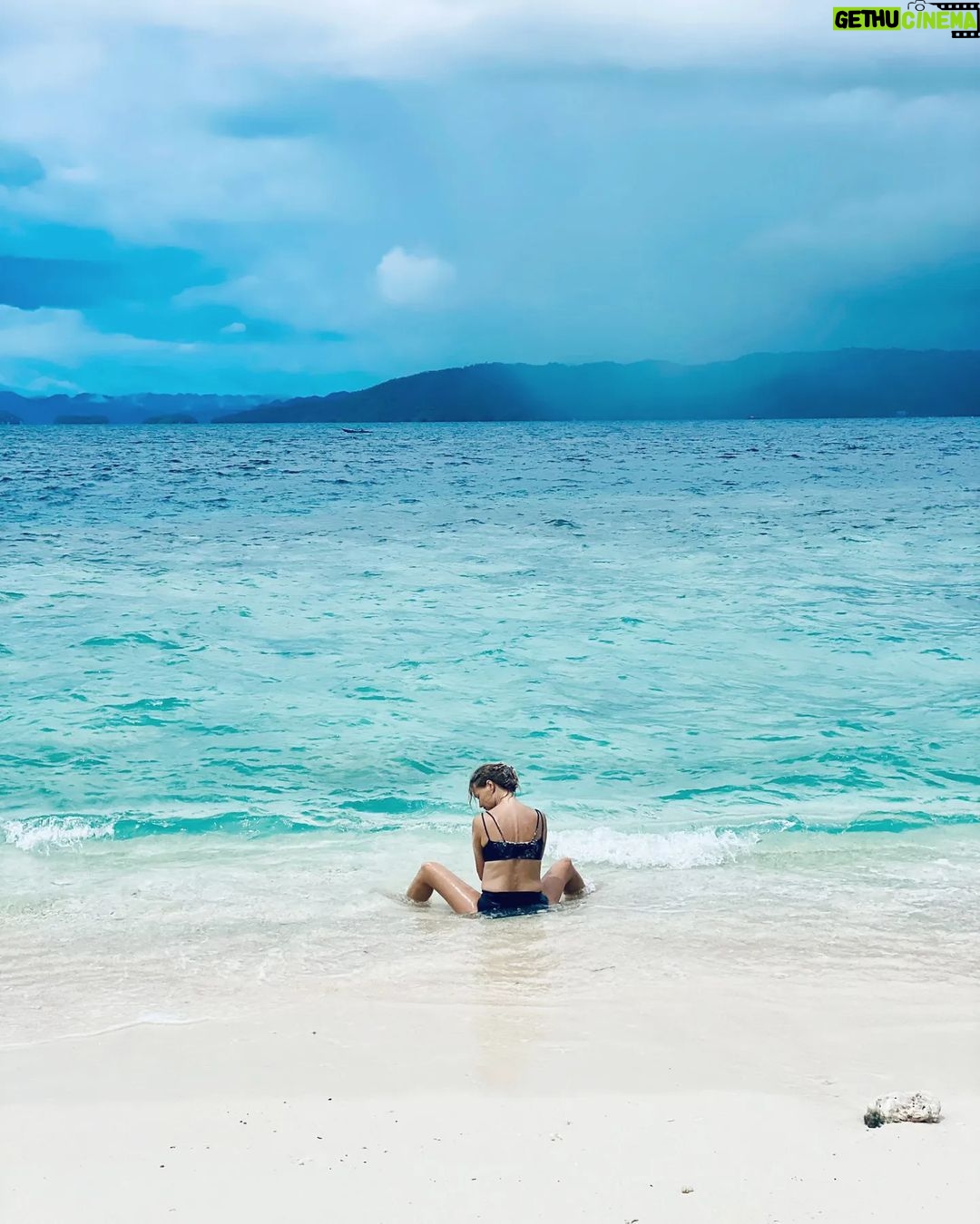 Helena Houdová Instagram - Just in the middle of allowing. Allowing to receive Allowing lto fully feel life. Allowing to create my kind of magical. Allowing to be even more me. And also learning how to play music on corals in that exact moment on that exact spot😝 Jen uprostred dovolovani si. Dovolovat si prijimat. Dovolovat si citit zivot. Dovolovat si tvorit svuj druh magickeho. Dovolovat si byt jeste vic ja. Pic by @robertkent9999