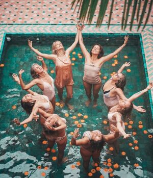 Helena Houdová Instagram - There is a new tribe of people showing up in these transformational times.

Women, men and children who came here to help humanity to re-remember:
That we are sacred
That we are powerful
That we are One
That we are sovereign beings
That we are Divine.

This medicine tribe share mission of their souls which is to help humans to re-awaken love within and to re-remember that it is our human right to live lives in joy, health, love and abundance.

We are that tribe.
We are those healing people.
We are the love we had been waiting for for millenia..

And all we have to do is to open our hearts every day a bit more and shine our love.

I love you my soul family. Thank you for walking this path and shining with me 🙏

❤🙏❤🙏❤🙏❤🙏❤🙏❤🙏❤🙏

Na planetu prichazi novy tribe lidi.
Zeny, muzi a deti, kteri sem prisli pomoci lidstvu si rovzpomenout
Na to, ze jsme posvatni.
Na to, ze jsme Jednota.
Na to, ze mame vnitrni silu.
Na to, ze kazdy z nas jsme soucasti Boha.
Na to, ze jsme suverenni bytosti.

Tenhle tribe sdili misi svoji duse, kterou je  probudit opet lasku v lidstvu a pomoci jim vzpomenout si, ze je nasim pravem zit zivot v radosti, zdravi, lasce a hojnosti.

My jsme tenhle tribe.
My jsme duse nesouci zmenu.
My jsme laska, na kterou jsme tisicileti cekali.

A to, co musime udelat, je otvirat sva srdce kazdy den o trosku vic a zarit svou laskou.

Miluju Vas moje rodino. A dekuju, ze jdeme tuhle cestu spolu 🙏❤🙏

Pic is from shoot with my Water Priestess sisters and our Kangen co-creation.
@laylaalunalove
@sacredwaterco 
@irenabanda 
@cheraleejoy 
@anandijoy_ 
@adventuresofalexa 
@lucieaujeska 

📸 by @daniels_u_n