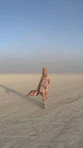 Helena Houdová Instagram - My favotite moments of BURNING MAN💥 💥 Dancing during sunrise with powerful Godesses 💥 Deeply connecting with the tribe of friends I came with to Burn and meeting new beautiful souls 💥 Listening to classical concert by filharmonic orchestra in the middle of desert for sunrise 💥 Meditating and chanelling love and compassion and archangel Gabriel in midnight temple while someone played on piano 💥 Dancing gratitude to the Sun during sunsets 💥 Riding through the Playa during one of many sand storms and feeling alive 💥 Allowing the intensity of the desert, storms and my emotions to crack me even more open 💥 Finding self-reliance in the most hurt and dusty places of my being 💥 Healing my trauma of single mother and taking back my power and energy to thrive 💥 Holding myself in sacred compassion while bleeding through the whole experience and cleansing sadness, numbness and selfworth of humans on the Playa and beyond.. 💥 Tears of gratitude for this life. ❤️ ❤️❤️❤️❤️❤️❤ Moje nejoblibenejsi momenty z Burning Man: 💥 Tanceni pri vychodu slunce s 💥 Hluboke propojeni s prateli, s kterymi jsem prijela i s temi, ktere jsem potkala 💥 Poslouchani koncertu klasicke hudby filharmonickeho orchestru pri vychodu slunce uprostred pouste 💥Meditace a chanelovani lasky, jemnosti a leceni o pulnoci v chramu Burning Mana. Hluboke propojeni s archandelem Gabrielem. 💥 Tanceni slunci pri zapadech 💥 Jizda v noci na kole skrze Playa behem piscite boure, kdy neni videt ani na 10 centimetru pred sebe. Moment, ktery mi pripomnel, jak uzasne je byt nazivu. 💥 Dovolovat zas a znova, aby intenzita pouste, pocasi, horka , piscitych bouri a mych emoci a pocitu, dala memu egu slusne na prdel 💥 nachazeni te nejhlubsi sebe- zodpovednosti a spolehani se na sebe 💥 Leceni traumatu single mamy a vzati si zpatky moji energii a silu na uzasny zivot, ktery nam tvorim 💥 Drzeni sebe v posvatnem souciteni a lasce pri krvaceni, ktere zaclo prvni den a skoncilo posledni. Skrze moji krev odchazel smutek, necitelnost a sebehodnota vsech nas, kteri byli na Playa a i dal. 💥 Slzy vdecnosti pri kazdem uvedomneni, ze ziju.