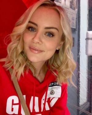 Helena Mattsson Instagram - Ashley is back on duty 😉🎬🏖 @therookieabc #onset