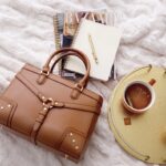 Helena Mattsson Instagram - Morning 🫖 with my @carringtonava 😉 #ilovehandbags #checkitout