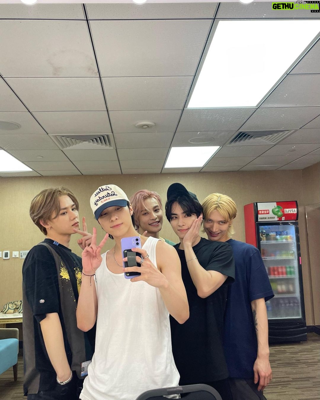 Hendery Instagram - i think we had a great time in Macau 8/12 8/13 we won’t forget about it 🥹hope everyone can stay safe and stay healthy 💚love u💚 (ps:Ten said he likes the 단체 사진so much so post it on Internetㅋㅋㅋㅋ)